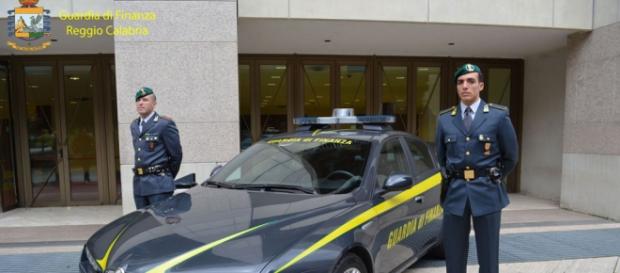 Guardia di Finanza in Calabria Fonte:http://www.lametino.it/Cronaca/ndrangheta-cartello-per-condizionare-economia-7-fermi-a-reggio-calabria.html Guardia di Finanza in Calabria Fonte:http://www.lametino.it/Cronaca/ndrangheta-cartello-per-condizionare-economia-7-fermi-a-reggio-calabria.html
