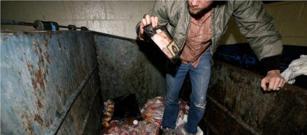 Hombre rebuscando en la basura Hombre rebuscando en la basura