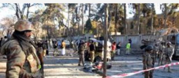 i dintorni del College isolati dalle forze di polizia i dintorni del College isolati dalle forze di polizia
