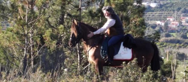 Maïka parée à traverser 3 pays, vue selon Cathy Hadef Maïka parée à traverser 3 pays, vue selon Cathy Hadef