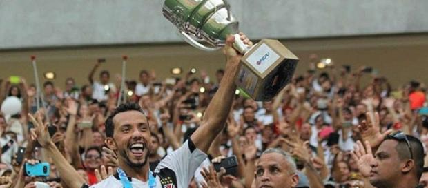 Nêne levanta taça de Campeão Carioca 2016 Nêne levanta taça de Campeão Carioca 2016