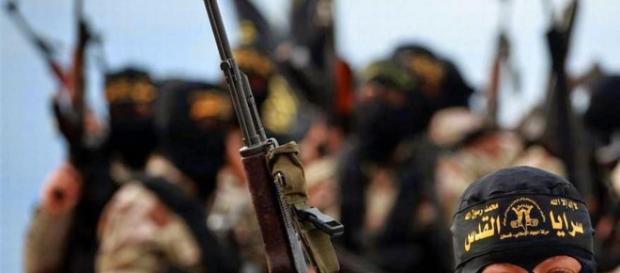 Nuovo orrore Isis: seppelliti 45 suoi uomini fuggiti da una battaglia Nuovo orrore Isis: seppelliti 45 suoi uomini fuggiti da una battaglia