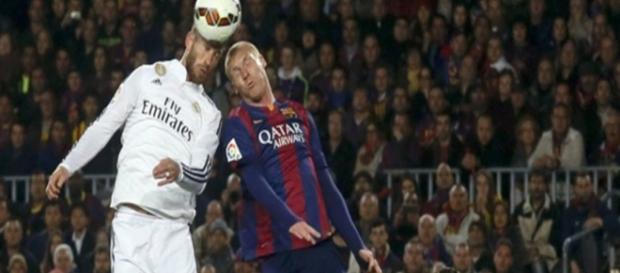 Sergio Ramos remata de cabeza ante la oposición de Mathieu Sergio Ramos remata de cabeza ante la oposición de Mathieu
