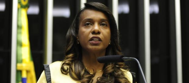 Tia Eron, deputada federal que votou a favor do impeachment. Tia Eron, deputada federal que votou a favor do impeachment.