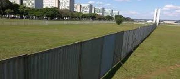 Tudo pronto em Brasília, o muro já foi erguido! Tudo pronto em Brasília, o muro já foi erguido!