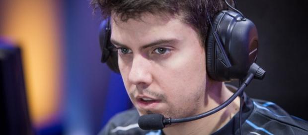 Xpeke en una partida oficial con su equipo, Origen Xpeke en una partida oficial con su equipo, Origen