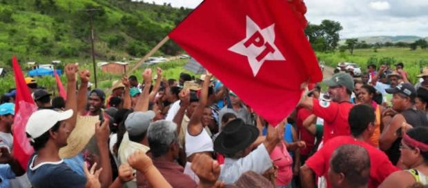 Integrantes do MST ostentando bandeira do PT Integrantes do MST ostentando bandeira do PT