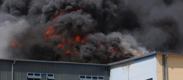 la nube di fumo sprigionata dall'esplosione nel supermercato la nube di fumo sprigionata dall'esplosione nel supermercato