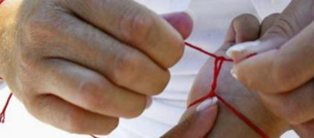 Las personas que portan pulseras rojas están de acuerdo con la práctica Las personas que portan pulseras rojas están de acuerdo con la práctica