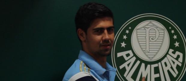 Leandro Almeida é apresentado no Centro de Treinamento do Palmeiras, mas deve deixar o clube Leandro Almeida é apresentado no Centro de Treinamento do Palmeiras, mas deve deixar o clube