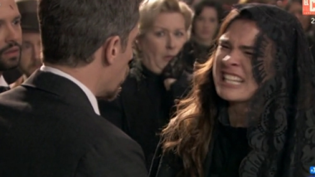 Una Vita: la rabbia di Leonor al funerale del padre