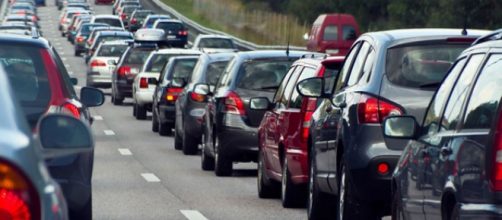 Traffico e inquinamento in Italia mentre il Giappone sceglie le auto elettriche