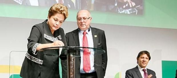 Dilma Rousseff assina decretos - Imagem de 2014 Dilma Rousseff assina decretos - Imagem de 2014