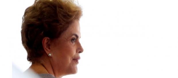 Dilma Rousseff é afastada e reclama na internet Dilma Rousseff é afastada e reclama na internet