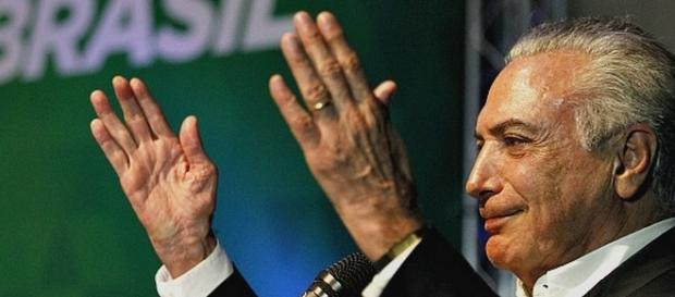 Em seu discurso, Temer se engasgou e pediu pastilha para aliviar a garganta Em seu discurso, Temer se engasgou e pediu pastilha para aliviar a garganta