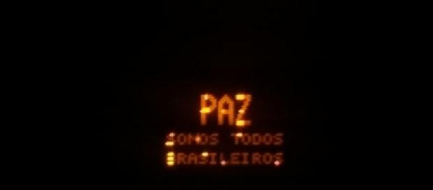 Placa: PAZ, somos todos brasileiros. Por: Letícia Cotta Placa: PAZ, somos todos brasileiros. Por: Letícia Cotta