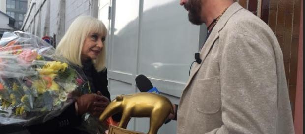 Raffaella Carrà e il Tapiro d'Oro per la gaffe a The Voice of Italy Raffaella Carrà e il Tapiro d'Oro per la gaffe a The Voice of Italy