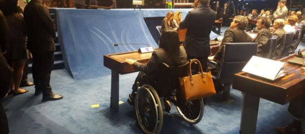 Senadora vai de cadeira de rodas votar Senadora vai de cadeira de rodas votar