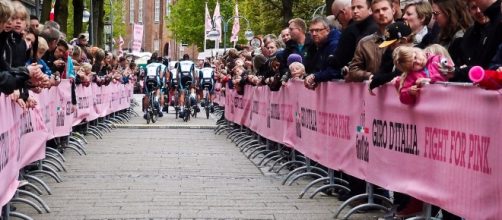 L'abbraccio dei tifosi in una tappa del Giro d'Italia