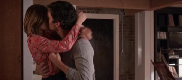 Basta assistir a uma cena entre Aria e Ezra, em Pretty Little Liars, que ficamos logo a precisar de um copo de água fresca. Basta assistir a uma cena entre Aria e Ezra, em Pretty Little Liars, que ficamos logo a precisar de um copo de água fresca.