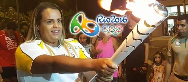 Bianka Lins carregando a tocha olímpica. Bianka Lins carregando a tocha olímpica.