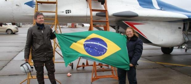 Dina Barile (à direita) na frente do caça que a levaria para a estratosfera, em novembro de 2015 Dina Barile (à direita) na frente do caça que a levaria para a estratosfera, em novembro de 2015