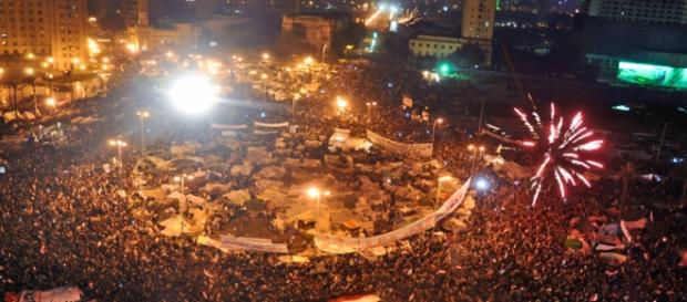 Piața Tahrir în februarie 2011, sărbătorind demisia președintelui Hosni Mubarak Piața Tahrir în februarie 2011, sărbătorind demisia președintelui Hosni Mubarak