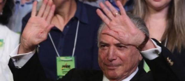 Pollíticos do PMDB querem retirar das redes socias críticas direcionadas a políticos Pollíticos do PMDB querem retirar das redes socias críticas direcionadas a políticos