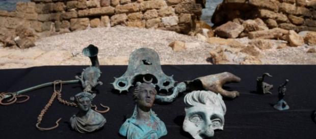 Relíquias encontradas por mergulhadores em Cesareia, Israel Relíquias encontradas por mergulhadores em Cesareia, Israel