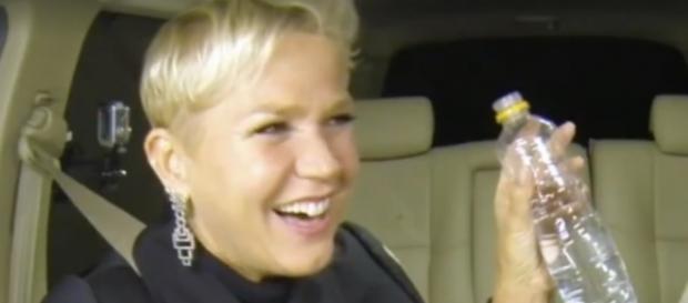 Xuxa e Marcos Mion caíram na gargalhada após arroto da apresentadora Xuxa e Marcos Mion caíram na gargalhada após arroto da apresentadora