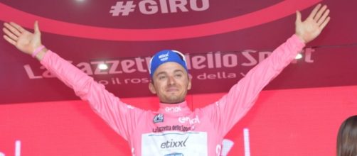 Gianluca Brambilla in maglia rosa - Foto Ansa/Peri