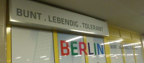 un cartellone esposto nella stazione U-Bahn di Wedding, uno dei quartieri multikulti di Berlino