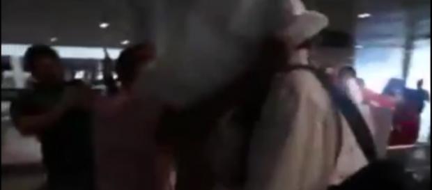 Deputado é agredido em aeroporto Deputado é agredido em aeroporto