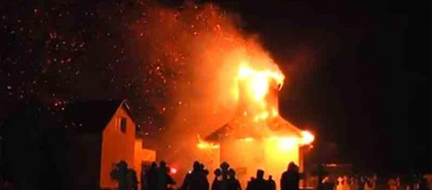 Incendiul de la biserica din Costești a ucis 116 oameni Incendiul de la biserica din Costești a ucis 116 oameni