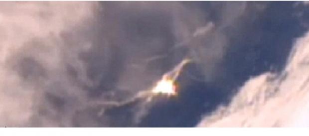 Misterioso Ufo ripreso mentre esce dall'atmosfera terrestre Misterioso Ufo ripreso mentre esce dall'atmosfera terrestre