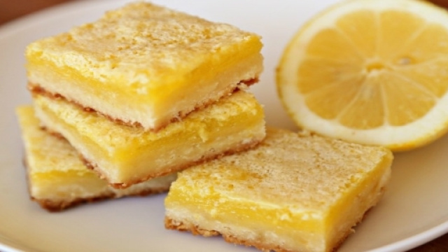 Quadrotti di pasta frolla ricoperti di crema al limone