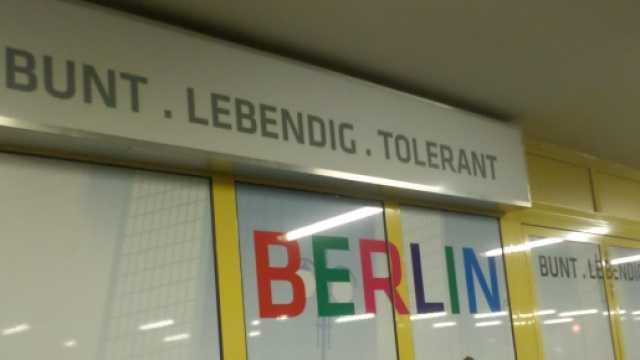 un cartellone esposto nella stazione U-Bahn di Wedding, uno dei quartieri multikulti di Berlino