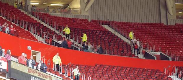 Evacuata la Sir Alex Ferguson Stand all'Old Trafford per il ritrovamento di un ordigno Evacuata la Sir Alex Ferguson Stand all'Old Trafford per il ritrovamento di un ordigno