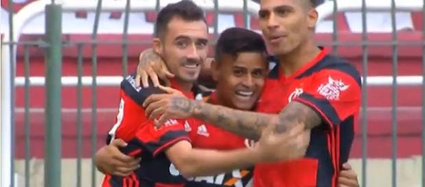 Jogadores comemorando o gol de Everton. Jogadores comemorando o gol de Everton.