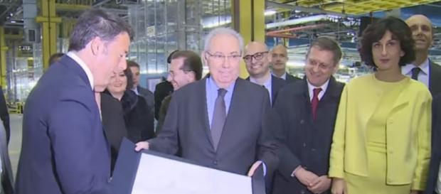 Renzi alla Piaggio: frasi offensive costano care a due operaie Renzi alla Piaggio: frasi offensive costano care a due operaie