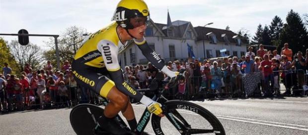 Roglic ganó bajo la lluvia la crono en el Giro de Italia Roglic ganó bajo la lluvia la crono en el Giro de Italia