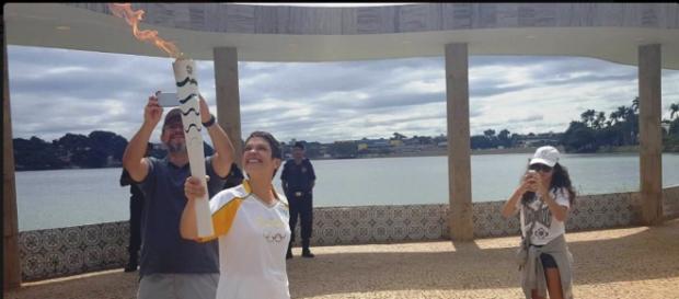Sandra Annenberg com a Tocha (Reprodução Twitter @Rio2016) Sandra Annenberg com a Tocha (Reprodução Twitter @Rio2016)