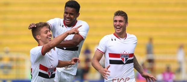 São-paulinos festejam o gol da vitória sobre o Botafogo na abertura do Brasileirão 2016 São-paulinos festejam o gol da vitória sobre o Botafogo na abertura do Brasileirão 2016
