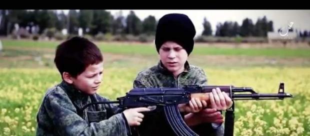 Sono sempre di più i bambini indottrinati e arruolati dall'Isis Sono sempre di più i bambini indottrinati e arruolati dall'Isis