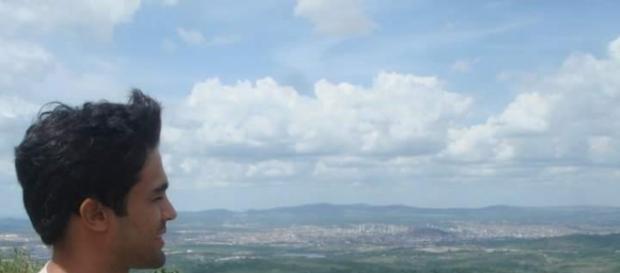 Tiago vê a cidade de Caruaru em cima da Pedra do Cruzeiro, reserva de Mata Atlântica de Caruaru (Foto: Divulgação) Tiago vê a cidade de Caruaru em cima da Pedra do Cruzeiro, reserva de Mata Atlântica de Caruaru (Foto: Divulgação)