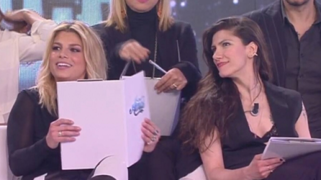 Emma Marrone nell'occhio del ciclone per una sigaretta