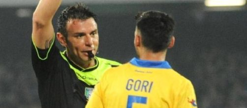 L'arbitro Celi mentre espelle Mirko Gori