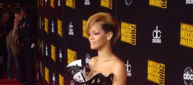 A cantora Rhianna em um dos prêmios que recebeu A cantora Rhianna em um dos prêmios que recebeu