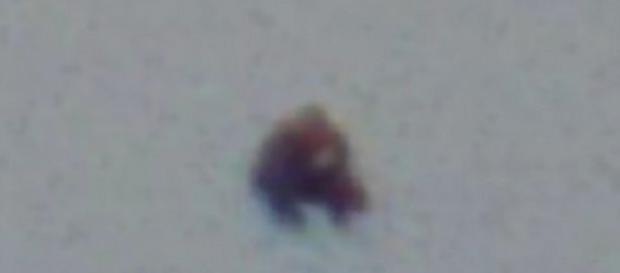Bizzarro UFO avvistato in bilico sopra le case vicino a costa meridionale del Regno Unito prima di scomparire nel nulla Bizzarro UFO avvistato in bilico sopra le case vicino a costa meridionale del Regno Unito prima di scomparire nel nulla