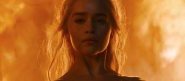 Daenerys surge entre as chamas (Foto: HBO) Daenerys surge entre as chamas (Foto: HBO)